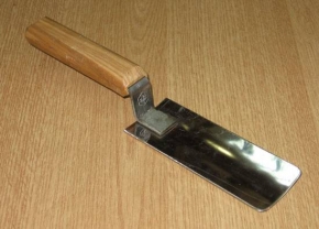 lopatka-dlya-medu-pryama-ruchka